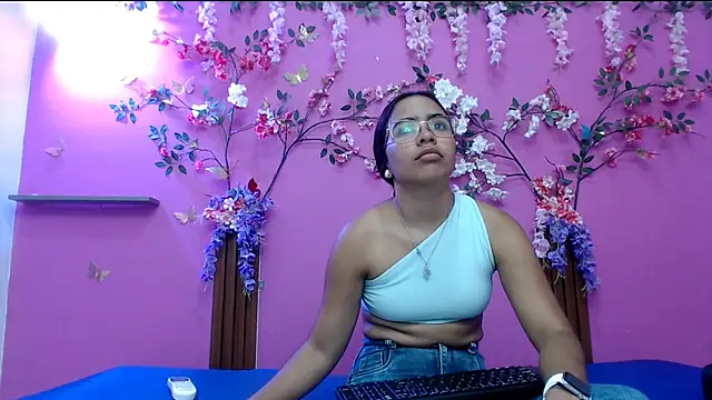 skinnysofia18 online show from 04-13-26, 12:53