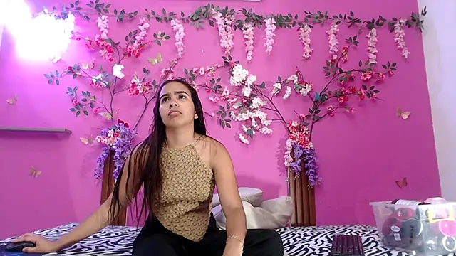 skinnysofia18 online show from 05-17-26, 01:55