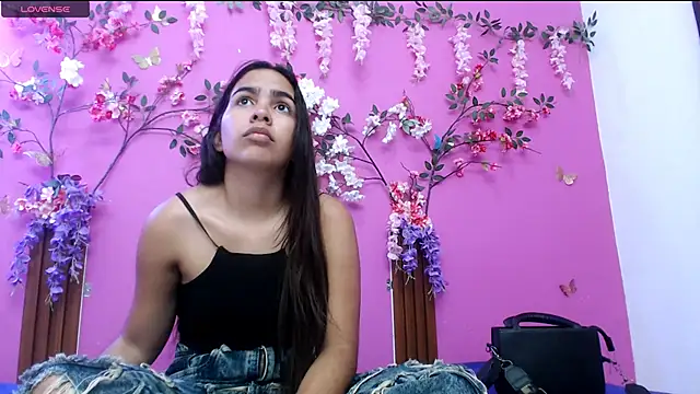 Snapshot of skinnysofia18 chatting on 06-19-26, 01:50 skinnysofia18 online show from 06-19-26, 01:50