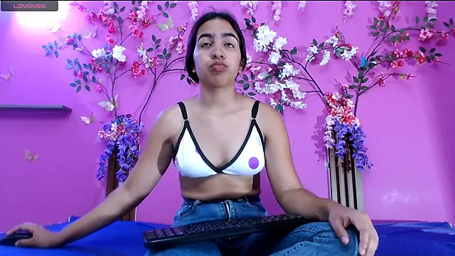 Snapshot of skinnysofia18 chatting on 06-22-26, 02:14 skinnysofia18 online show from 06-22-26, 02:14