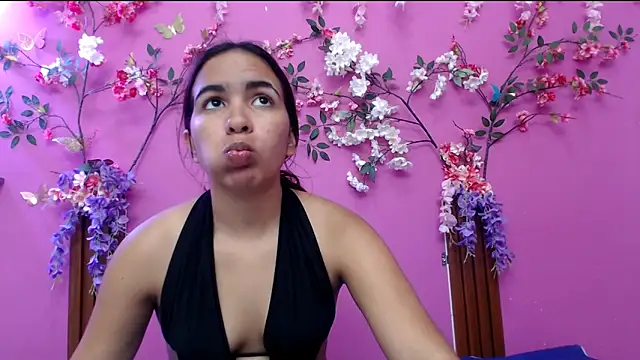 Snapshot of skinnysofia18 chatting on 06-04-26, 02:00 skinnysofia18 online show from 06-04-26, 02:00