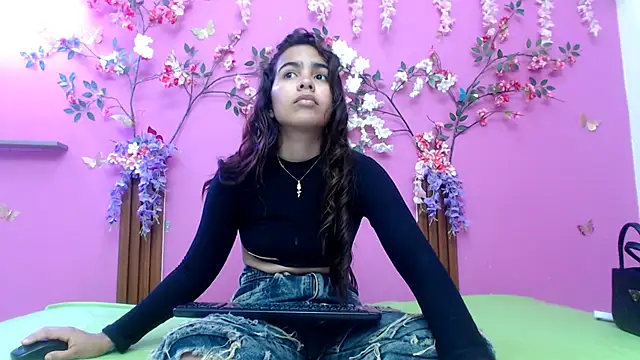 skinnysofia18 online show from 05-05-26, 03:26