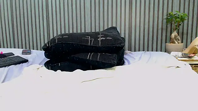 ROYALASS25 online show from 05-25-26, 07:56