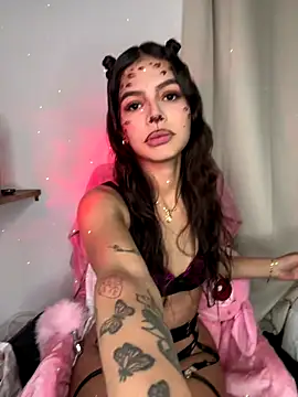 Snapshot of LunaTemptress_ chatting on 10-22-25, 04:01 LunaTemptress  online show from 10-22-25, 04:01