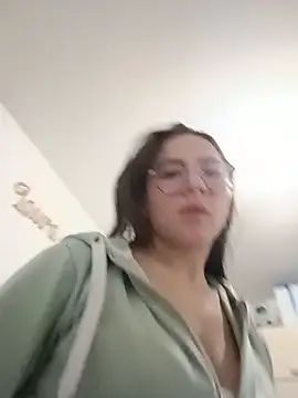 Bella Sumers online show from 05-18-26, 02:01