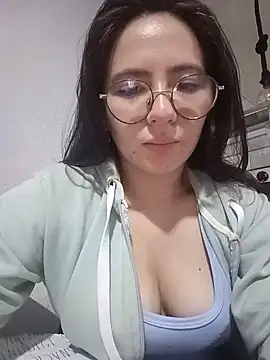 Bella Sumers online show from 06-17-26, 04:06