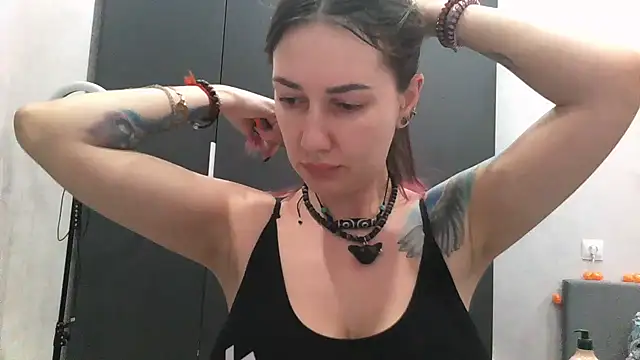 Snapshot of Quelysha chatting on 10-31-25, 06:48 Quelysha online show from 10-31-25, 06:48