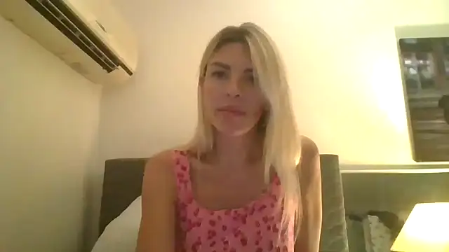 Snapshot of Liliwii1 chatting on 10-30-25, 08:28 Liliwii1 online show from 10-30-25, 08:28