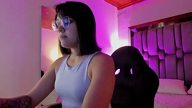 AnnaraLein online show from 11-30-25, 03:40