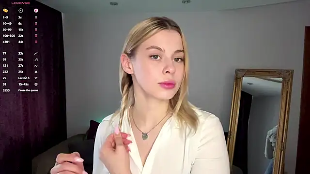 Snapshot of Lil_Elisa chatting on 09-19-25, 11:03 Lil Elisa online show from 09-19-25, 11:03