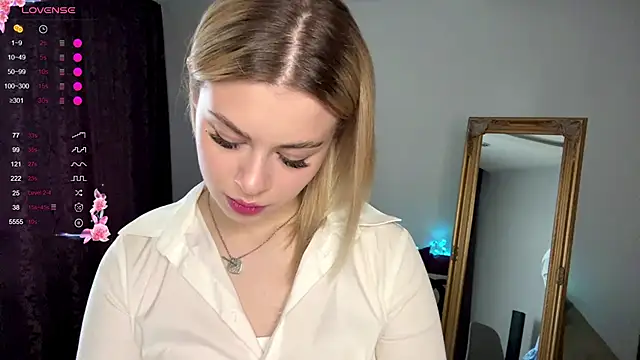 Snapshot of Lil_Elisa chatting on 10-13-25, 10:28 Lil Elisa online show from 10-13-25, 10:28