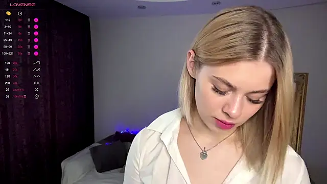 Snapshot of Lil_Elisa chatting on 10-17-25, 07:11 Lil Elisa online show from 10-17-25, 07:11