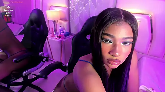 SophiaBloss online show from 11-28-25, 04:45