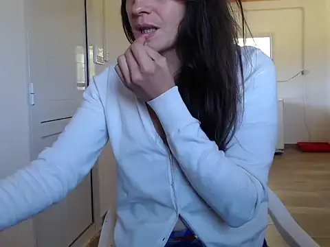 Missforever online show from 11-17-25, 04:22