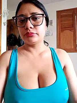 Snapshot of Monse--145 chatting on 10-18-25, 12:40 Monse--145 online show from 10-18-25, 12:40