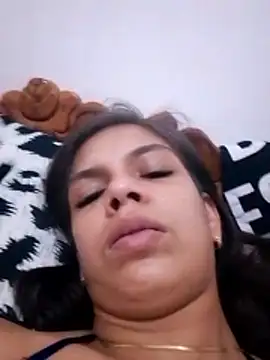 Snapshot of estefanyabreu chatting on 10-21-25, 10:53 estefanyabreu online show from 10-21-25, 10:53