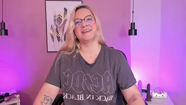 hollie joliie online show from 10-17-25, 12:07