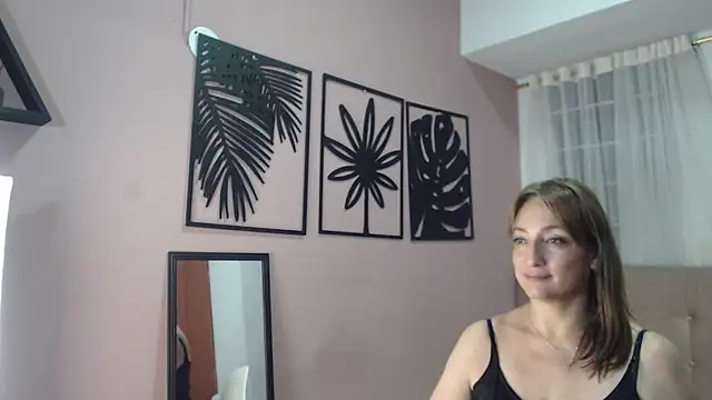 Snapshot of amara_rousse1 chatting on 07-12-26, 01:01 amara rousse1 online show from 07-12-26, 01:01