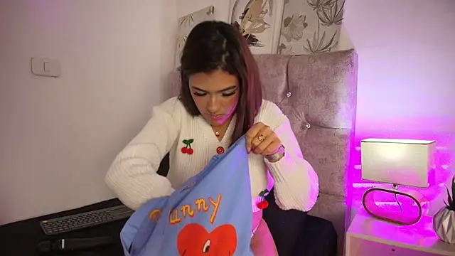 Dulce Bella  online show from 01-06-26, 03:32