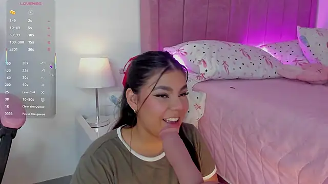 AliceThundeer online show from 10-26-25, 04:02