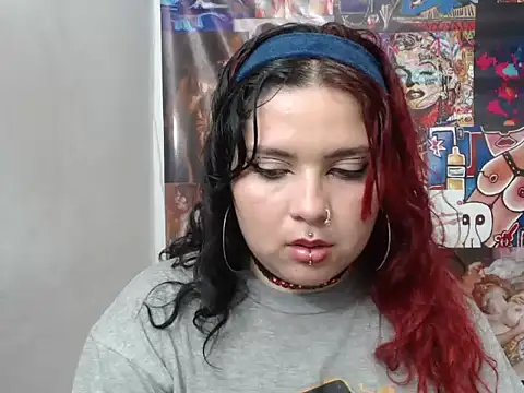 Snapshot of Curvy-Queen chatting on 10-09-25, 03:18 Curvy-Queen online show from 10-09-25, 03:18