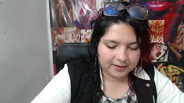 Snapshot of Curvy-Queen chatting on 10-11-25, 10:00 Curvy-Queen online show from 10-11-25, 10:00