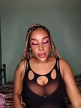 Snapshot of Queen_Amara chatting on 10-06-25, 01:40 Queen Amara online show from 10-06-25, 01:40