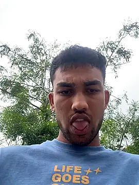 Snapshot of cutekaran chatting on 10-22-25, 08:47 cutekaran online show from 10-22-25, 08:47