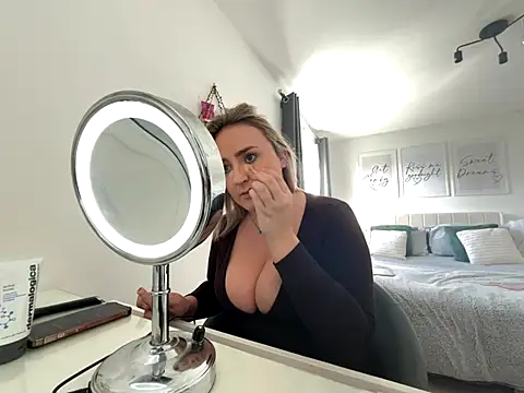 Elliemaee online show from 10-22-25, 12:04