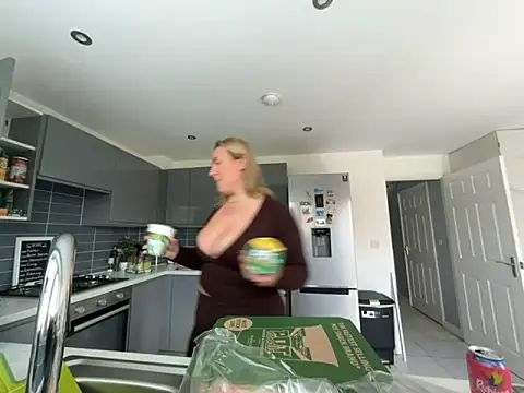 Elliemaee online show from 09-19-25, 11:47