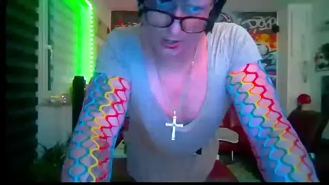 hellgirl1980 online show from 05-08-26, 07:50