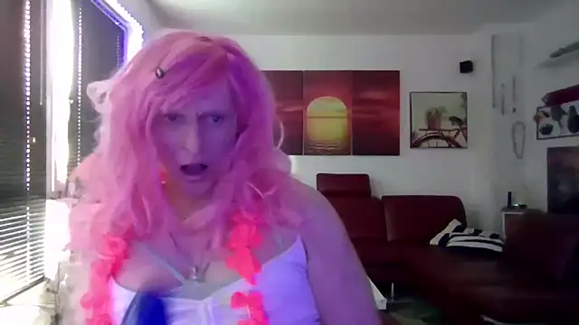 Snapshot of hellgirl1980 chatting on 04-12-26, 11:46 hellgirl1980 online show from 04-12-26, 11:46