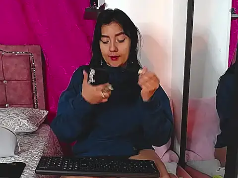 Snapshot of charlottekiss99 chatting on 09-19-25, 11:47 charlottekiss99 online show from 09-19-25, 11:47