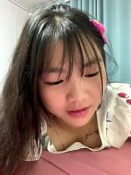 Snapshot of Emlyly-18 chatting on 10-04-25, 02:46 Emlyly-18 online show from 10-04-25, 02:46