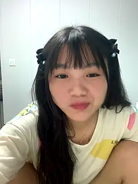 Snapshot of Emlyly-18 chatting on 10-16-25, 02:58 Emlyly-18 online show from 10-16-25, 02:58