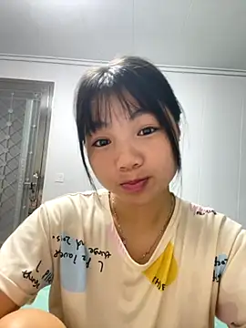 Snapshot of Emlyly-18 chatting on 10-18-25, 04:03 Emlyly-18 online show from 10-18-25, 04:03
