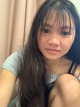 Snapshot of Emlyly-18 chatting on 10-13-25, 01:29 Emlyly-18 online show from 10-13-25, 01:29