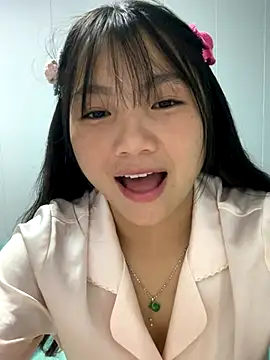 Snapshot of Emlyly-18 chatting on 10-05-25, 02:41 Emlyly-18 online show from 10-05-25, 02:41