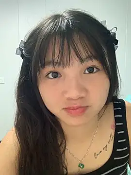 Snapshot of Emlyly-18 chatting on 10-17-25, 04:16 Emlyly-18 online show from 10-17-25, 04:16