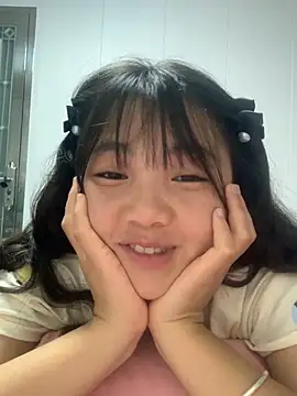 Snapshot of Emlyly-18 chatting on 09-26-25, 02:13 Emlyly-18 online show from 09-26-25, 02:13