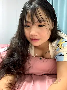 Snapshot of Emlyly-18 chatting on 10-02-25, 04:27 Emlyly-18 online show from 10-02-25, 04:27