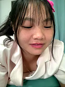 Snapshot of Emlyly-18 chatting on 10-10-25, 04:13 Emlyly-18 online show from 10-10-25, 04:13