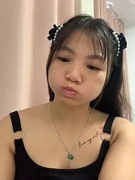 Snapshot of Emlyly-18 chatting on 09-19-25, 12:25 Emlyly-18 online show from 09-19-25, 12:25
