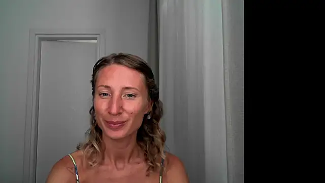 Snapshot of Paevoa chatting on 09-27-25, 02:45 Paevoa online show from 09-27-25, 02:45