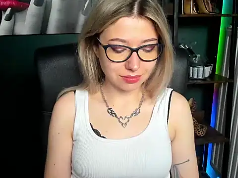 Snapshot of loveHeidi chatting on 07-15-26, 04:30 loveHeidi online show from 07-15-26, 04:30