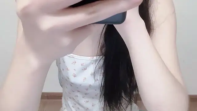 Snapshot of Queen_ww chatting on 10-15-25, 01:19 Queen ww online show from 10-15-25, 01:19