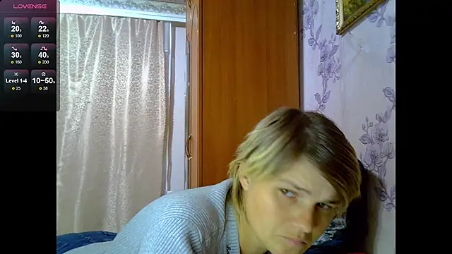 Snapshot of SaraSnow_ chatting on 10-16-25, 07:33 SaraSnow  online show from 10-16-25, 07:33