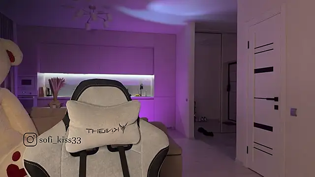 Snapshot of SofI-Play chatting on 10-27-25, 06:42 SofI-Play online show from 10-27-25, 06:42