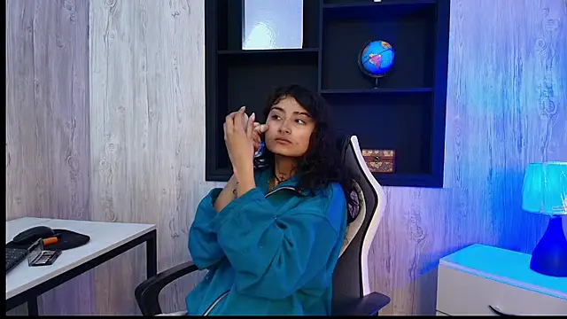 Snapshot of LilyRouset chatting on 10-09-25, 01:22 LilyRouset online show from 10-09-25, 01:22