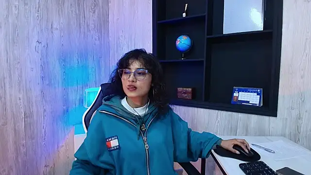 Snapshot of LilyRouset chatting on 10-01-25, 01:37 LilyRouset online show from 10-01-25, 01:37